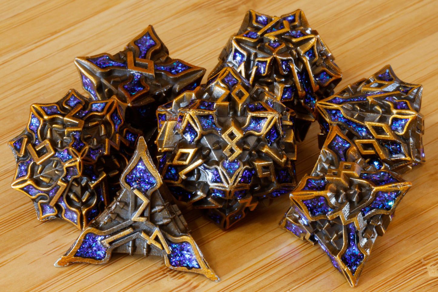 Ensemble de dés Runomancie – Mica bleu – Métal doré antique