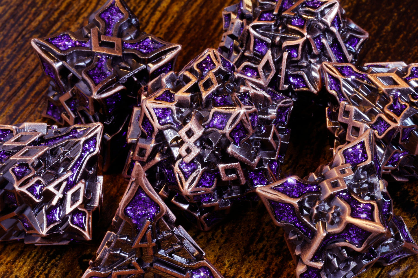 Ensemble de dés Runomancie – Mica violet – Métal cuivré