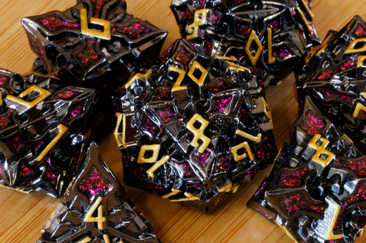 Ensemble de dés Runomancie – Mica rouge et chiffres dorés – Métal noir