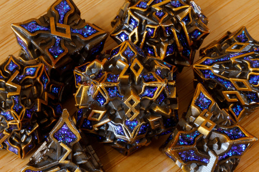 Ensemble de dés Runomancie – Mica bleu – Métal doré antique