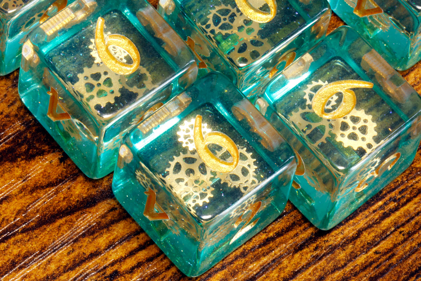 Dés D6 Rouages Éthérés – Couche scintillante bleu-vert avec petites inclusions d'engrenages dorés