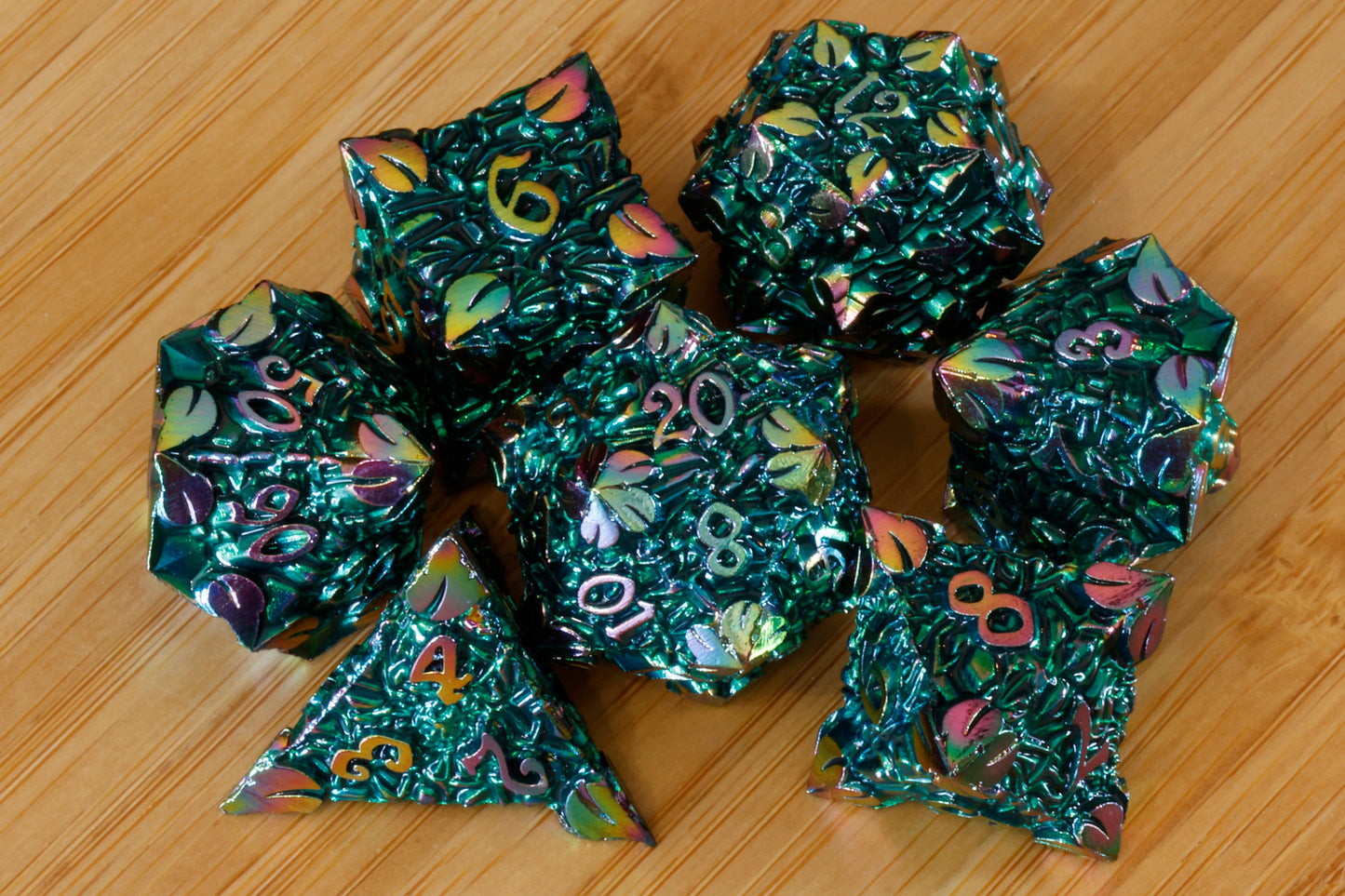Ensemble de dés Forge Elfique – Métal vert iridescent arc-en-ciel