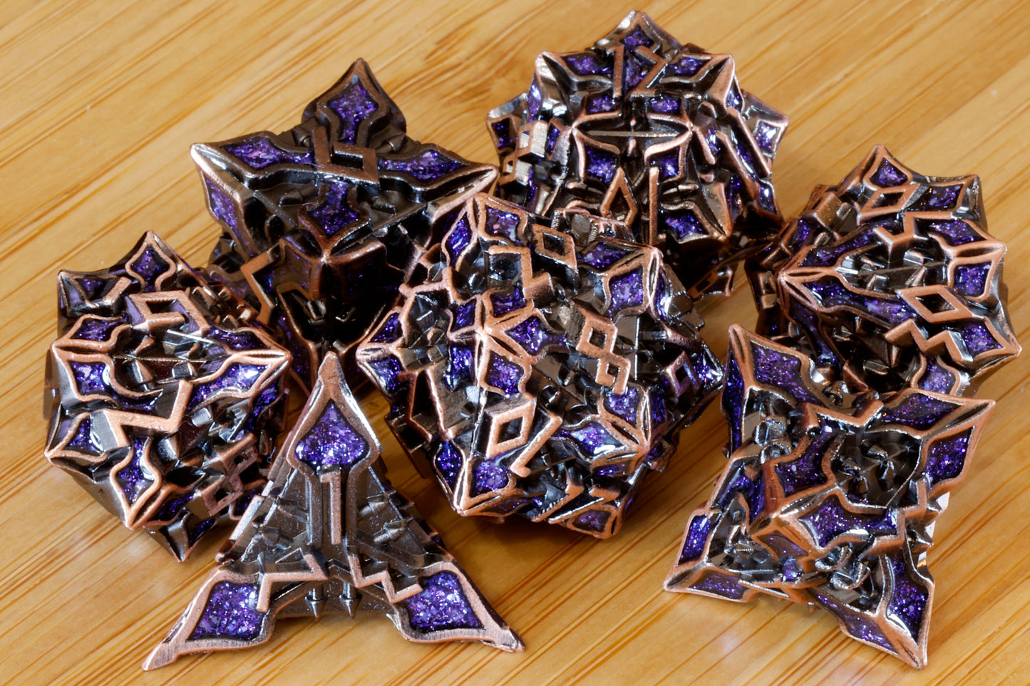 Ensemble de dés Runomancie – Mica violet – Métal cuivré