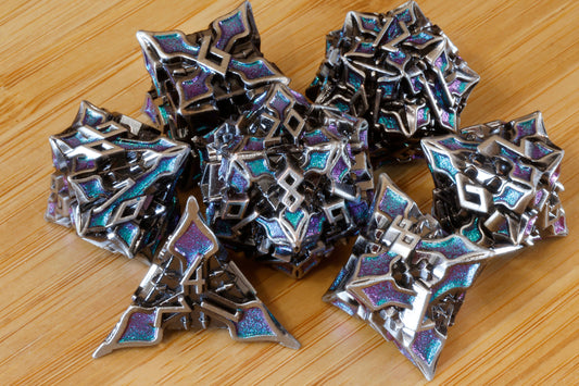 Ensemble de dés Runomancie – Mica changeant violet, bleu et vert – Métal argent antique
