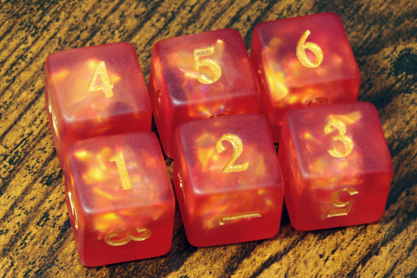 Dé D6 Souffle du Dragon – Inclusions holographiques rouge orangé, finition givrée