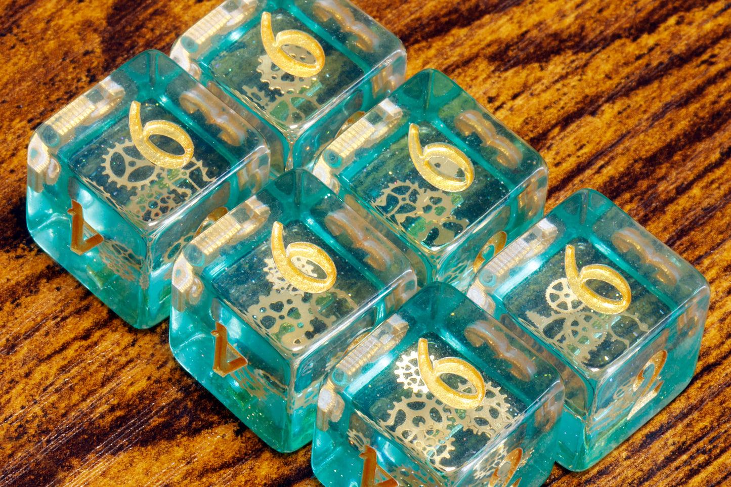 Dés D6 Rouages Éthérés – Couche scintillante bleu-vert avec petites inclusions d'engrenages dorés