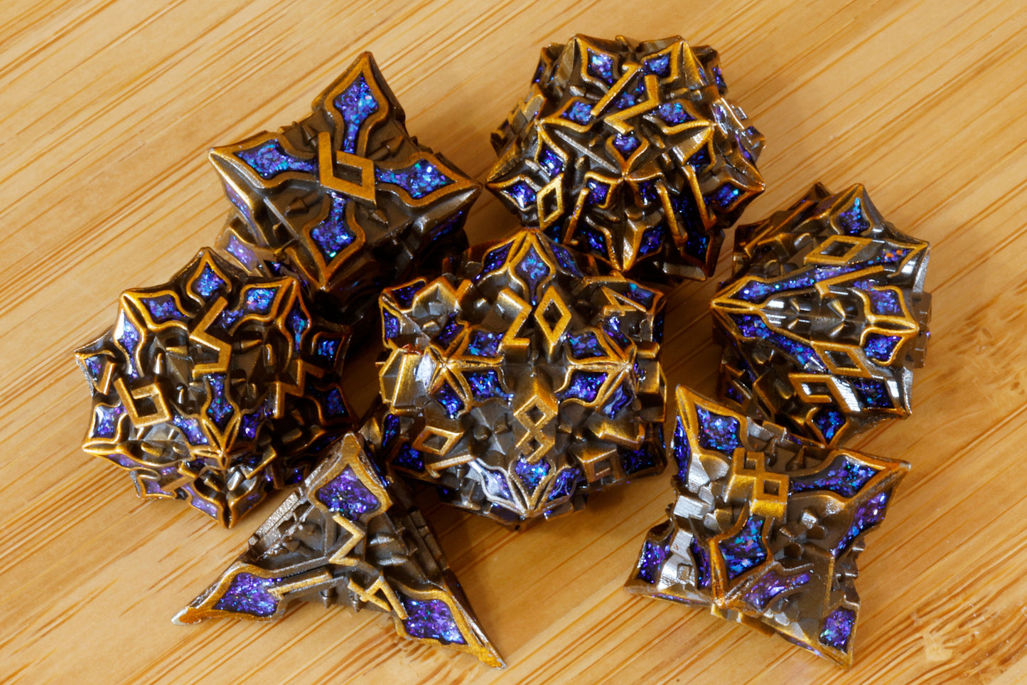 Ensemble de dés Runomancie – Mica bleu – Métal doré antique