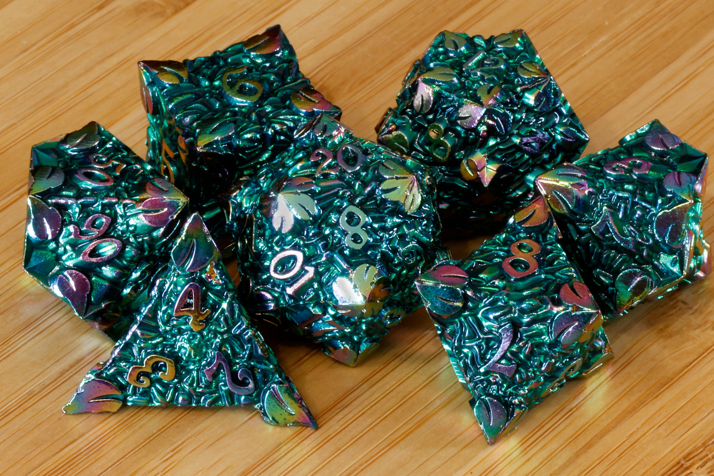 Ensemble de dés Forge Elfique – Métal vert iridescent arc-en-ciel