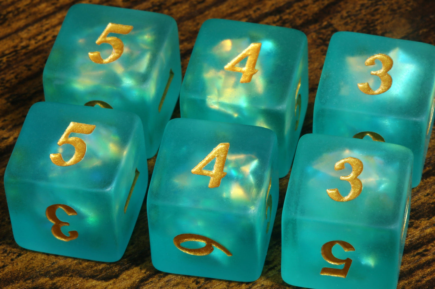 Dé D6 Âme du Léviathan – Inclusions holographiques vert turquoise, finition givrée