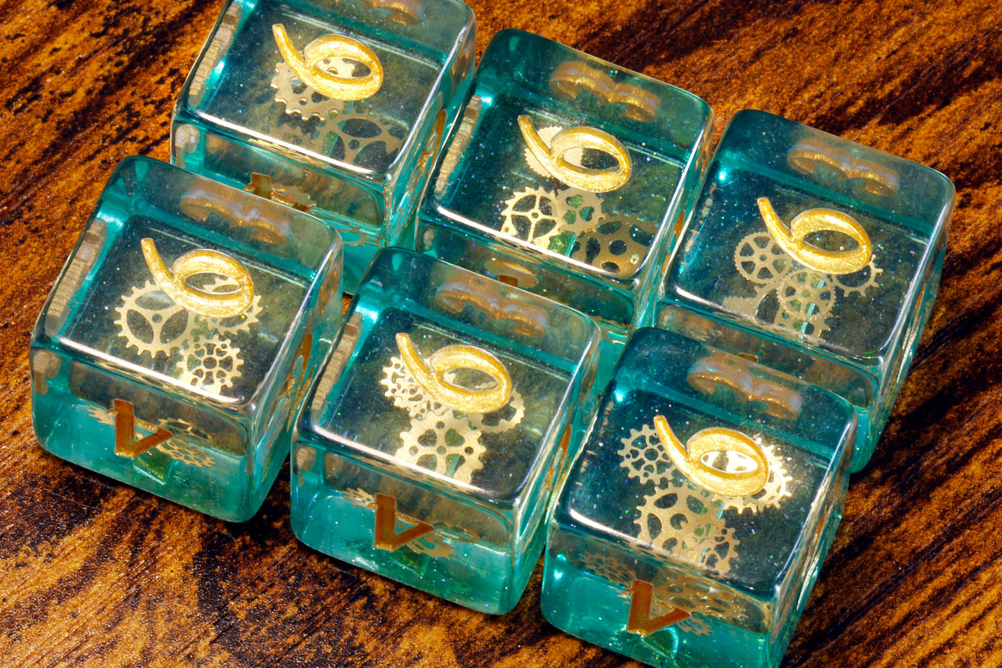 Dés D6 Rouages Éthérés – Couche scintillante bleu-vert avec petites inclusions d'engrenages dorés