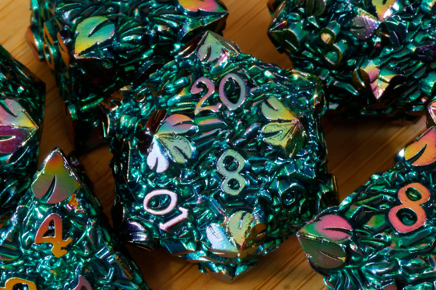 Ensemble de dés Forge Elfique – Métal vert iridescent arc-en-ciel