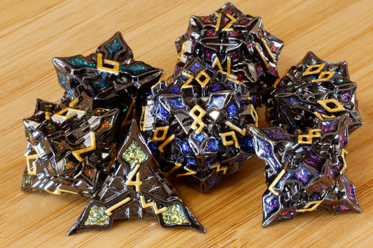 Ensemble de dés Runomancie – Mica multicolore et chiffres dorés – Métal noir