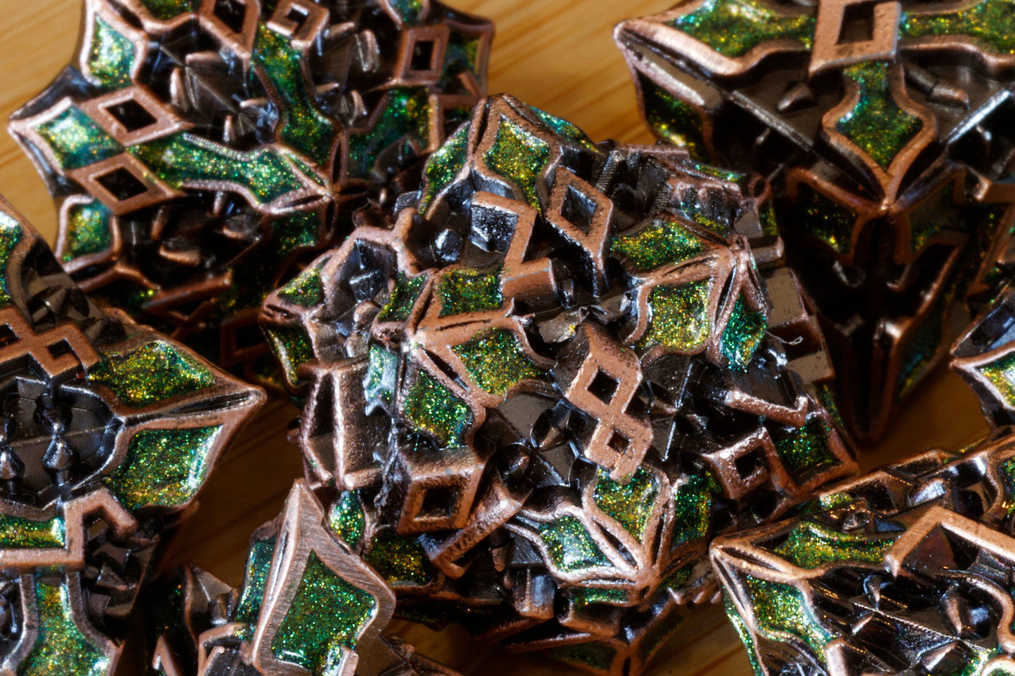 Ensemble de dés Runomancie – Mica vert – Métal cuivré