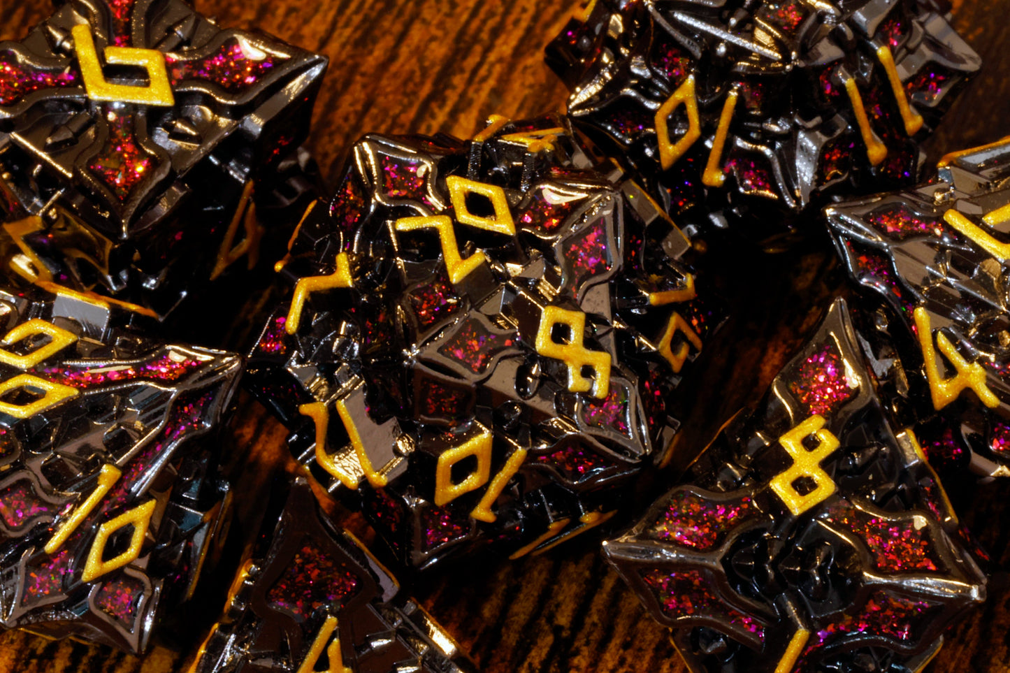 Ensemble de dés Runomancie – Mica rouge et chiffres dorés – Métal noir