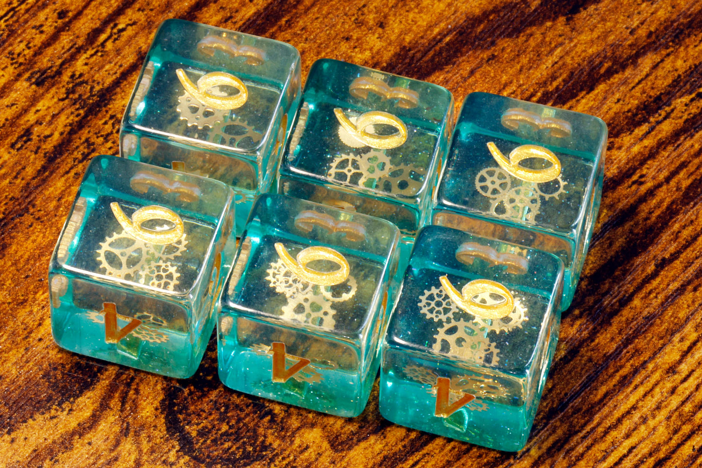 Dés D6 Rouages Éthérés – Couche scintillante bleu-vert avec petites inclusions d'engrenages dorés