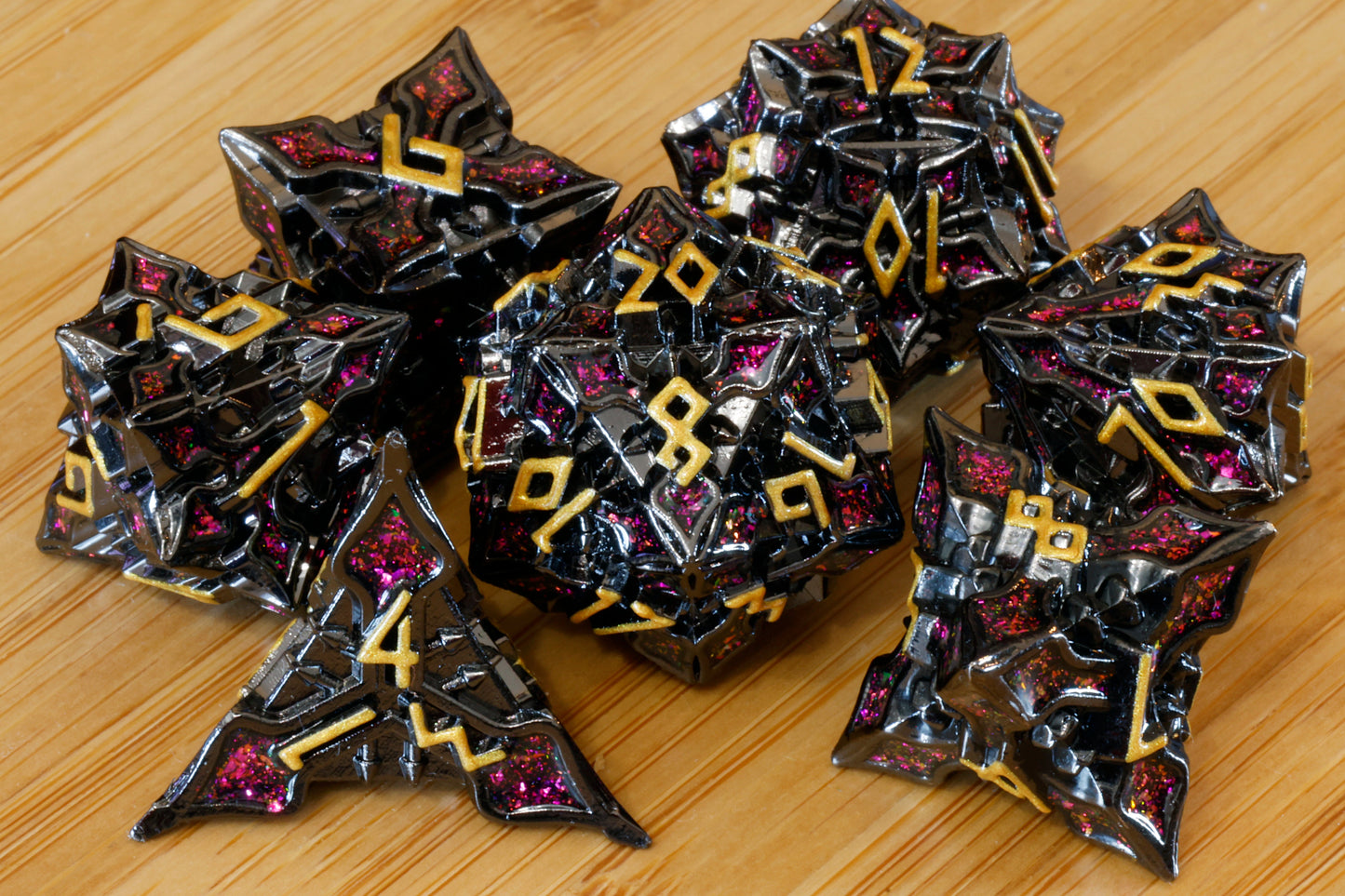 Ensemble de dés Runomancie – Mica rouge et chiffres dorés – Métal noir