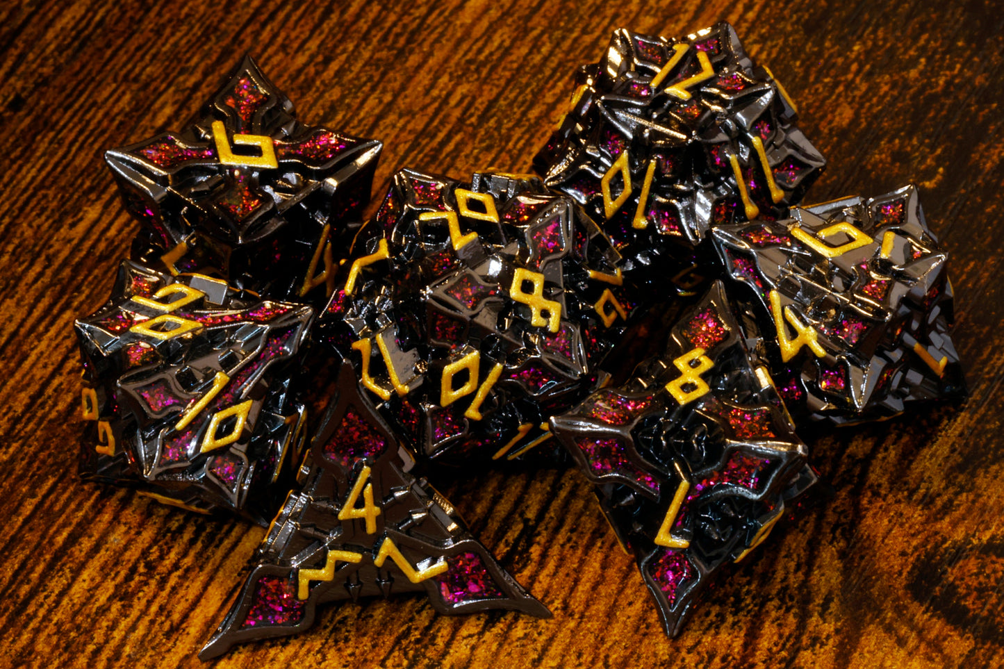 Ensemble de dés Runomancie – Mica rouge et chiffres dorés – Métal noir