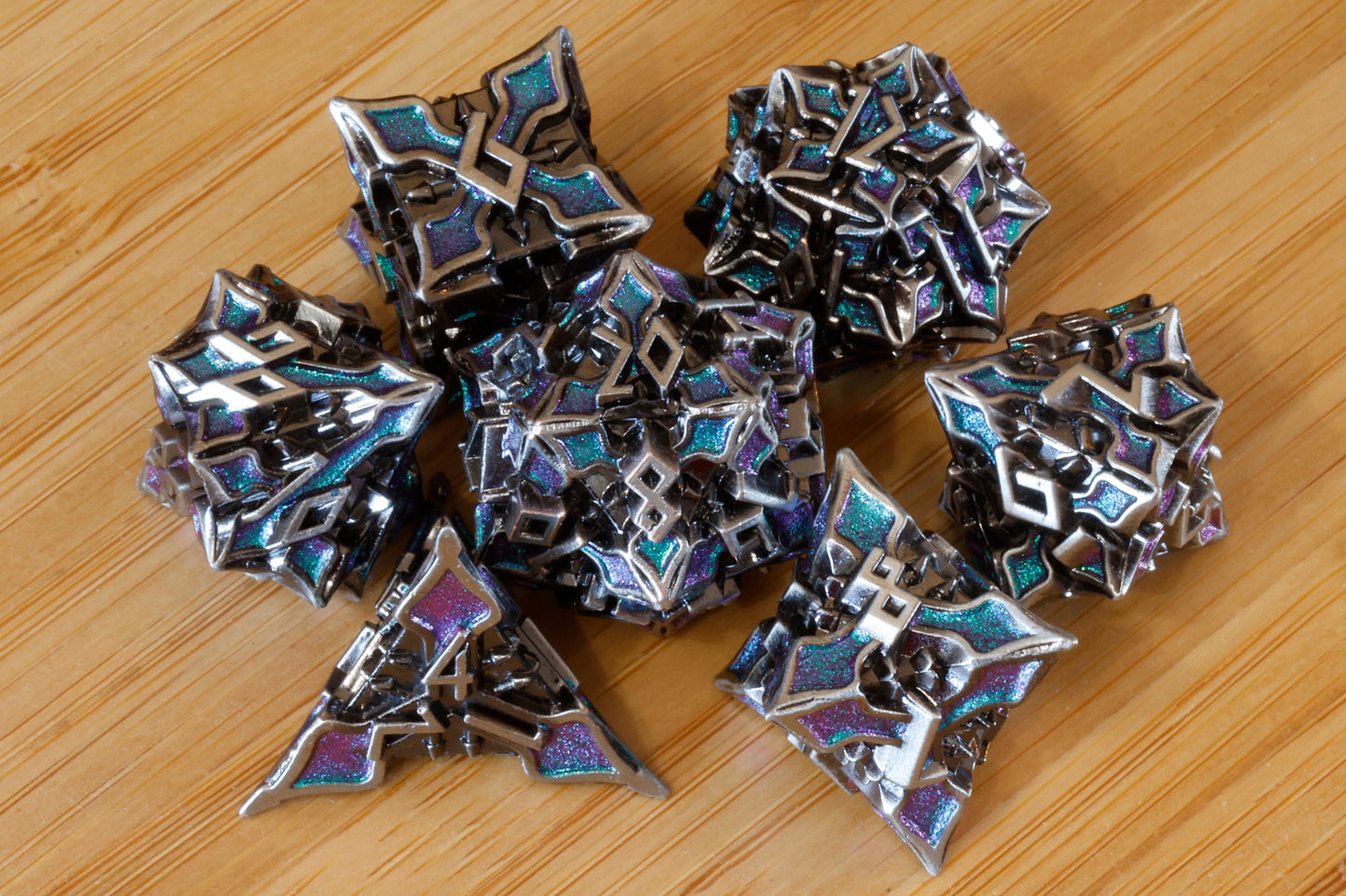 Ensemble de dés Runomancie – Mica changeant violet, bleu et vert – Métal argent antique