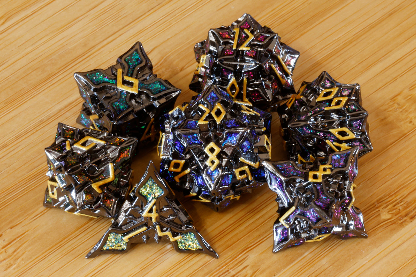 Ensemble de dés Runomancie – Mica multicolore et chiffres dorés – Métal noir